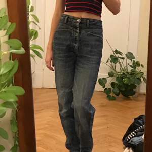 Ett par baggy jeans från märket Nuovo! ☆ Passar mig som är 173 cm, ca 25” i midjan. Bra vintage skick, mindre slitage längst ner på den vänstra sömmen.