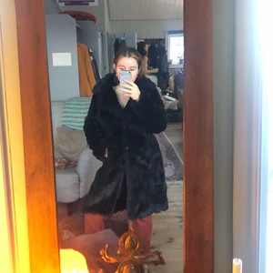 Svart fuskpäls - Svart fuskpäls i strl 38.  Bra skick! Ingen luva.