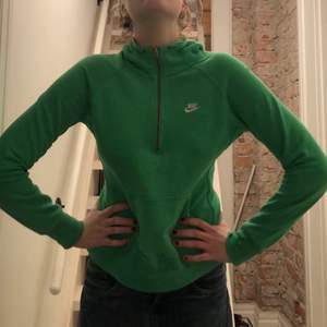 En grön zipup hoodie med luva. Köpt secondhand men använd få antal gånger. 
