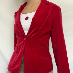 Röd sammet kavaj - Fin röd kavaj i gott skick. Köparen står för 57kr spårbar frakt. Kan även hämtas i halnstad / Harplinge. Perfekt för att lägga till en pop of color till en outfit nu i kallare väder. 