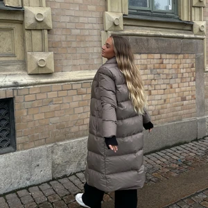 Helt ny jacka från Sanne alexandra - Superfin jacka som är helt ny från Sanne Alexandra. Kostar 3799kr ny från hemsidan! 🤎