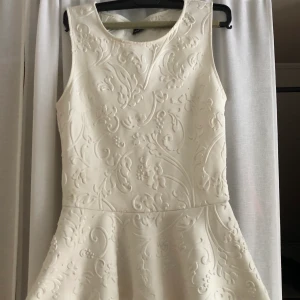 Linne - Vet inte riktigt vad man ska kalla det men vi säger linne😅 den är vit med fina mönster på, jag använde den en gång men den passade tyvärr inte på mig. Den är super fin och klär det mesta men kan som sagt inte använda den då det är fel st. 