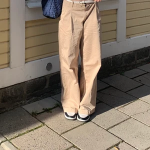 Beiga byxor - Säljer dessa loose fit, beiga kostymbyxor 🤍 skriv för fler bilder eller vid frågor!