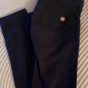 Freddy pants - Helt oanvända Freddy pants i färgen marinblå. Det är lågmidjade. Nypris 1000kr pris kan diskuteras 