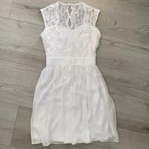 Superfin vit klänning perfekt till student/skolavslutning. Frakt tillkommer 🤍 Meddela för frågor eller fler bilder 