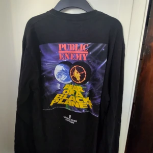 Undercover Supreme säljs - Säljer nu min fina Undercover Supreme tröja som är i bra skick och äkta såklart! Storlek M. 