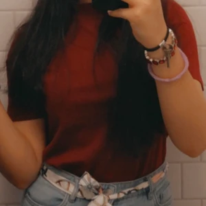 Mörkare röd tröja - Storlek S. Köpt från Nelly 