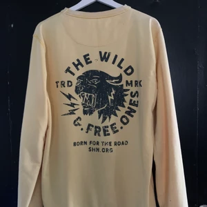 Hoodie med tryck på ryggen - Jätte fin hoodie, me fint tryck på ryggen som passar med de på framsidan. Den är rätt lång oh ”smal” men den sitter inte tajt heller.