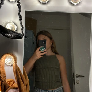 H&M Topp - Säljer denna tröja från H&M är mörk grön. har typ inte Använd den är i bra skick. storlek 140  skriv privat om mer information💓 