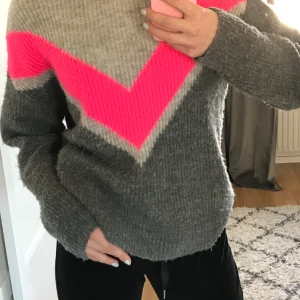 Stickad tröja - Säljer denna coola stickade tröjan från New Yorker. Väl använd, men i fint skick