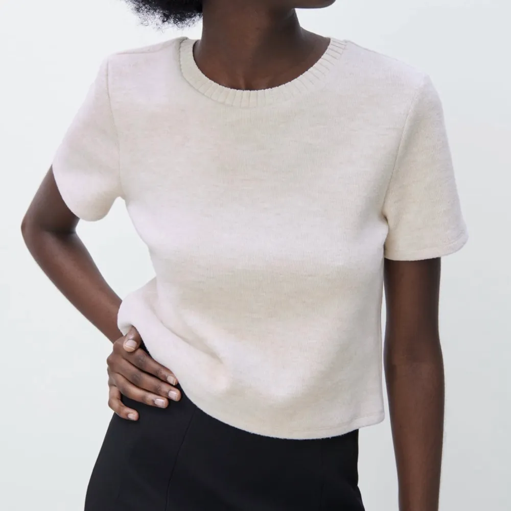 *Lånad bild av Alva Blomdahl*. Säljer denna helt slutsålda soft tröja från Zara i storlek medium! Den är helt ny, oanvänd och prislappen sitter kvar. Säljer den eftersom den inte passade mig💗. Toppar.
