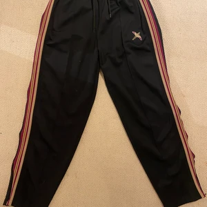 Axel Arigato byxor - Ett par axelarigato byxor i stl L, sitter super snyggt och är väldigt sköna. Använda ett fåtal gånger. Nypris 1 600kr jag säljer för 1000kr ( priset går att diskutera, och köpare står för frakten) kan byta mot likadana byxor men i stl xs eller s. (Frakten är spårbar)