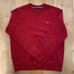 Vintage nike tröja - Vintage nike tröja.                                                                           - 10/10 skick                                                                                  - storlek M                                                                                  - passar bra unisex                                                                         - finns annonsen kvar finns tröjan kvar.                  -nuvarande bud är 300, höj med minst 50 eller köp direkt för 550kr!