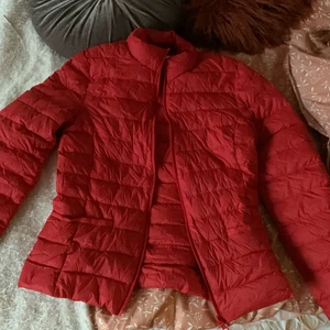 Röd jacka  - Figurnära, stl 36/s. I nyskick.