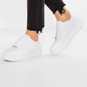 Skor - Vita Nike air Force 1 skor🤍Storlek 36,5 men kan passa även 37, använda ca ett halvår och går att få vitare vid tvätt! Skriv för fler bilder