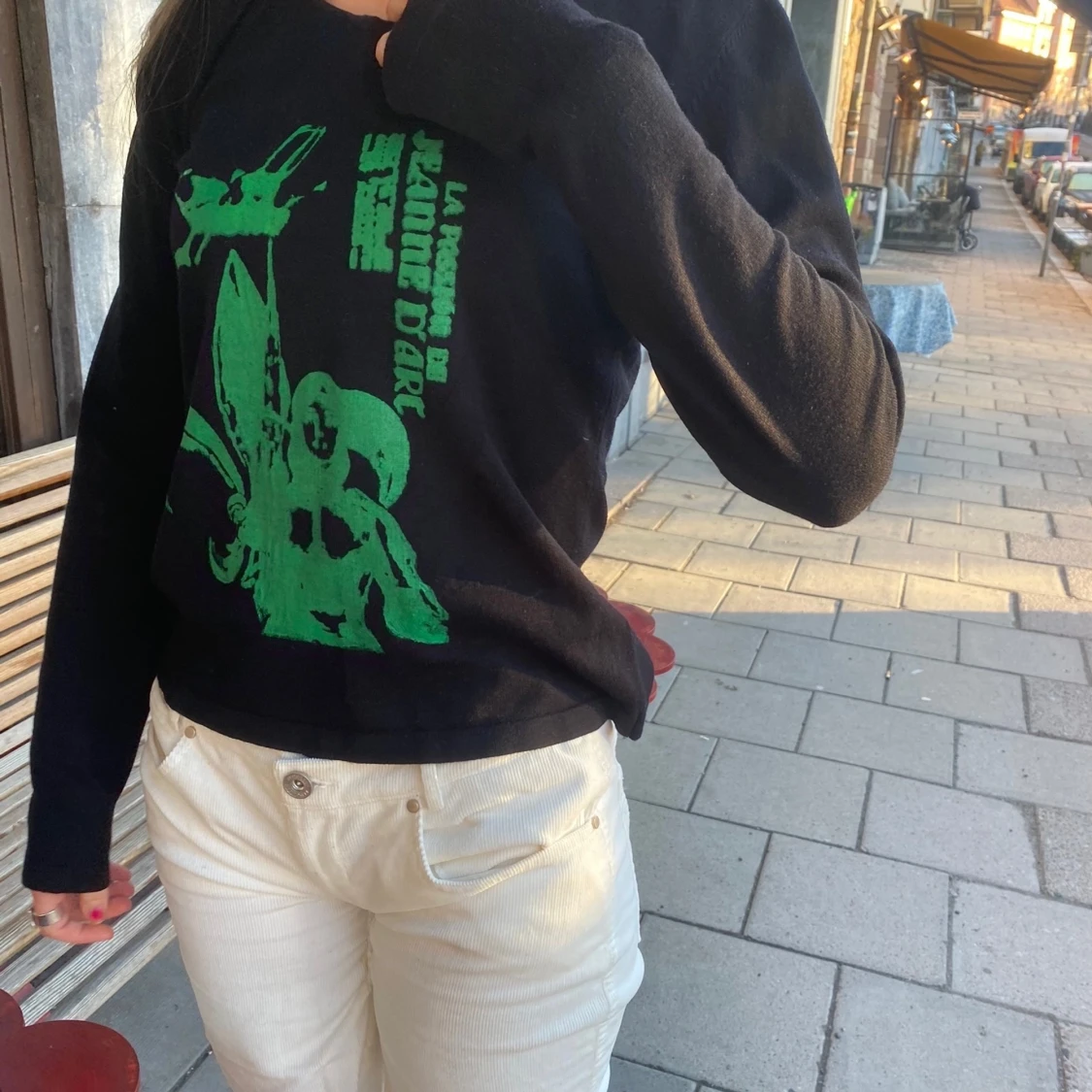 Svart sweatshirt med grönt tryck  - 90