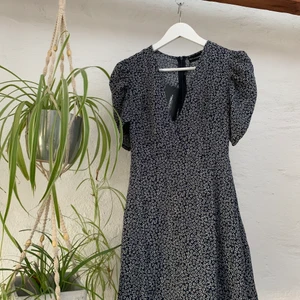 Svartvit klänning - Svartvit mönstrad klänning från Pretty Little Thing i strl s. Oanvänd då den inte passade mig. Suuuper fin på men var för ”söt” för min stil🖤