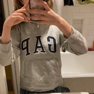 Vintage Gap Hoodie!  - Så snygg vintage Gap hoodie som tyvärr blivit för liten för mig! Storleken är xs. Köpte för 400 kr!