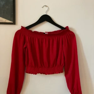 Röd off shoulder  - Röd off shoulder från hm, använd fåtal gånger pågrund av liten i storleken. Den är i fint skick och snygg! Storlek S