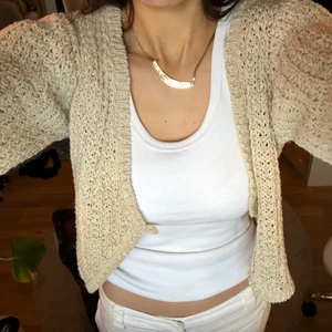 Stickad kofta - Beige stickad kofta, lite grövre och strävare material, men inget som sticks eller känns konstigt mot kroppen!