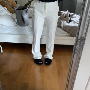 Vita kostymbyxor  - Säljer mina vita kostymbyxor i strl 38. Aldrig använda. Köparen står för frakt, skriv för fler bilder💕