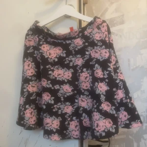 Kjol HM, Strl XS - Kjol från HM i kortare modell. Väldigt mjukt tyg! Den har några år på nacken men har mycket kvar att ge då den är mycket sparsamt använd. 