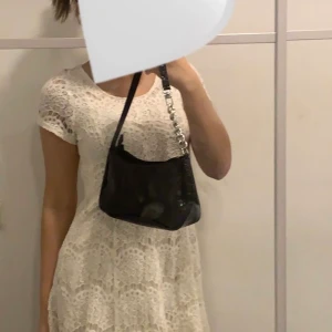 Klänning - Intressekoll på denna klänning. Använd några gånger sommaren 2021 men är som ny. Den är såå fin och så bekväm, perfekt till en varm sommar dag. Köpt för 600kr och säljs för 300kr, priset kan diskuteras vid snap affär.💗