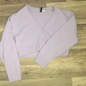 Stickad kofta - Croppad stickad lila kofta från h&m divided i strl xs💕 Inte blivit använd på rätt länge och känner att den behöver ett nytt hem!✨ Skriv om du är intresserad 🌸