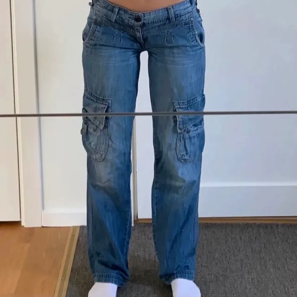 Lånade bilder ‼️ säljer dessa jättefina jeans. Använt bara två gånger. Felfritt skick. Skulle säga att dem de runt 165-170. Man kan inte buda privat utan buda i budgivningen!. Jeans & Byxor.