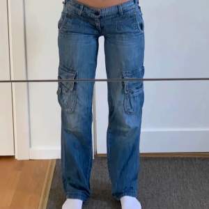 Lånade bilder ‼️ säljer dessa jättefina jeans. Använt bara två gånger. Felfritt skick. Skulle säga att dem de runt 165-170. Man kan inte buda privat utan buda i budgivningen!