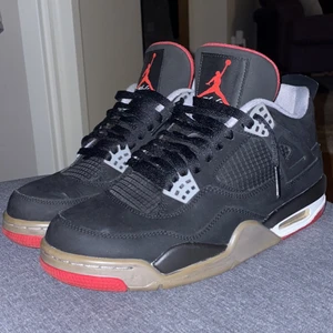 Jordan 4 black cement  - Tjo! Säljer ett par Jordan 4 black cement 2012 mycket fint skick förrutom lite gulnad på toen men det går att fixa.  Storlek 42,5 tänkte mig runt 2500-3000 men inte hugget i sten!  