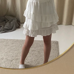 NA-KD kjol  - Fin volang kjol från NA-KD! Använd fåtal gånger så i väldigt bra skick! 