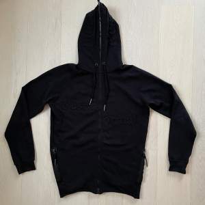 Säljer nu min svarta C’est Normal Zip hoodie som är i väldigt fint skick. Mycket sparsamt använd och endast använd ett fåtal gånger. Storleken är medium. Pris 300kr + frakt