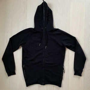 C’est Normal Zip Hoodie - Säljer nu min svarta C’est Normal Zip hoodie som är i väldigt fint skick. Mycket sparsamt använd och endast använd ett fåtal gånger. Storleken är medium. Pris 300kr + frakt