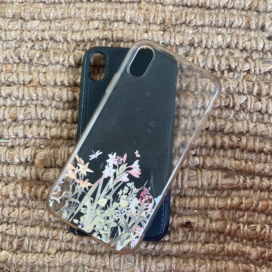 Två mobilskal för iPhone XR