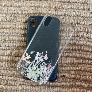 Två mobilskal för iPhone XR - Två mobilskal för iPhone XR! Det svarta skalet har tydliga skador på sidorna kan skicka fler bilder🪴✨