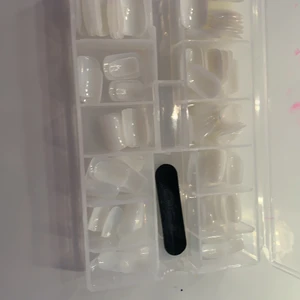 Ingen  - Bra naglar korta 