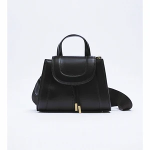 Liten väska - Medföljande tjockare svart band och ett smalt guldiga band. Snygg att både bära i handen och som en crossbody över typ en piffigare jacka. Använt fåtal gånger. Köpt i London så vet inte om den finns i Sverige. Pris kan diskuteras vill bli av med den