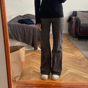 Grå byxor  - Grå byxor i strl 29/34. Supersnygga och långa byxor i mycket bra skick. Hör av dig vid frågor eller fler bilder💙