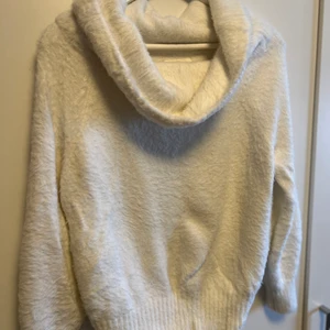 Off shoulder tröja  - En supermysig off shoulder tröja som tyvärr ej kommer till anvvändning. Otroligt skön, ej stickig. 