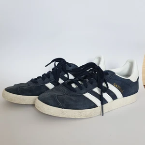 Adidas Gazelle str 37,5 - Marinblå Adidas sneakers i storlek 37,5. Lite slitage på sulan vid hälen.