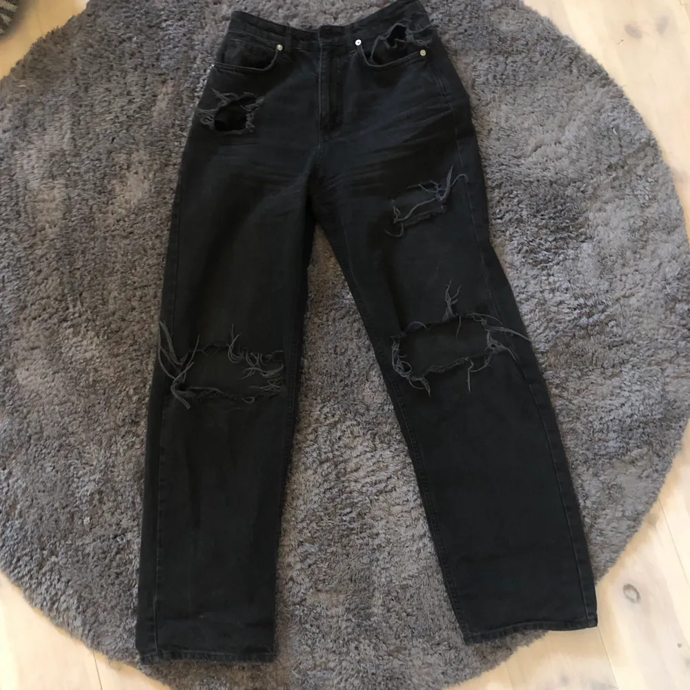 Säljer ett par svart, breda, håliga jeans. Bra i skick! Pris: 170 + frakt💗. Jeans & Byxor.