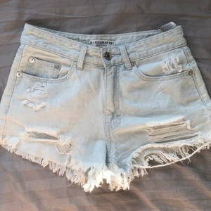 PULL&BEAR, blå/grå slitna jeansshort - Säljer dom här jeansshortsen från Pull&bear, pga att dom tyvärr inte kommer till användning, dom är knappt använda och är i storleken 32.