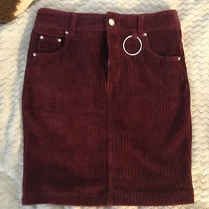 Samet Kjol - Super fin röd samet kjol som jag inte använder längre! Den är jätte skön och ganska strechig! Kommer med en liten silver ring som en gullig detalj! Tycker verkligen att det gjorde den lite unik! I bra skick! Det är bara att komma privat vid frågor eller om du vill ha fler bilder!🥰