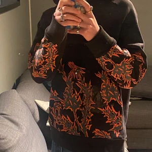 Weekday hoodie - Säljer min coola weekday hoodie som vart tyvär bara använd en gång då den inte passar min stil längre. Köpte den för 500kr på weekday i Stockholm. Hoodien är i storlek m men passar s också