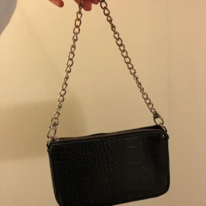Väska från Bershka  - Skön väska som passar nästan allt 