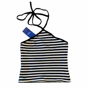 randig topp - randig topp som man knyter runt halsen, jättefin och aldrig använd! passar dock inte min stil💘 storlek S men den är stretchig och bra material. buda i kommentarerna!💘