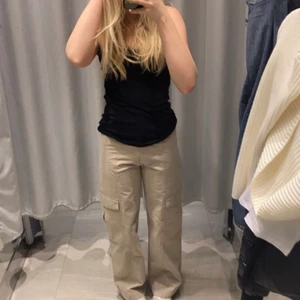 cargopants - INTRESERINGSKOLL cargopants från hm, slutsålda säljer för det inte min stil<3 passar mig som är 160
