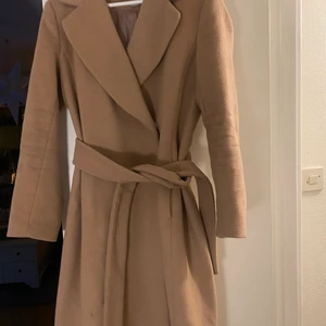 Beige Kappa från hm - Säljer min beiga kappa från hm som jag köpte för 2 år sedan, använd få antal gånger. Den är jätte fin men är för liten för mig. Storlek 38, inköpt för 1000kr, säljer för 500kr. Om den ska fraktas står du för frakten.