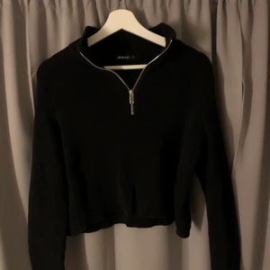 Snygg stickad tröja - snygg trendig stickad tröja ifrån Gina tricot!🖤Den anväd sparsamt så i mycket bra skick! storlek S, skriv för flera bilder.